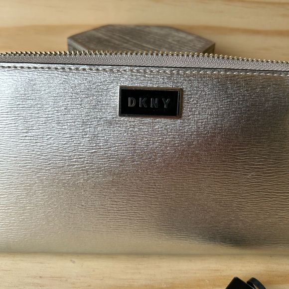 DKNY Silver Large Sutton Zipper Wallet Mothers Day Sale!! - Picture 8 of 8